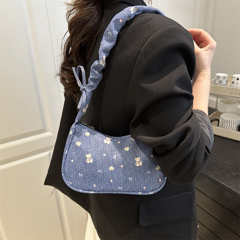 The pleated small bag is a cute and fresh Korean style fashion and versatile single-shoulder crossbody bag. It's a lovely strawberry hand-held women's bag details Picture