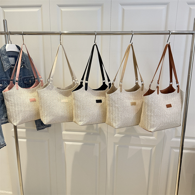 Woven straw bag for women, large capacity 2025 new summer Korean-style single-shoulder bag, textured tote bag for commuting to school Application Scenario