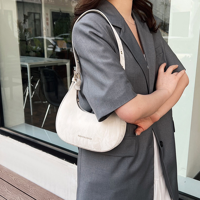 The 2024 new trendy women's crossbody and hand-held half-moon bag is a fashionable, high-quality, portable and large-capacity single-shoulder commuter bag Specification drawing