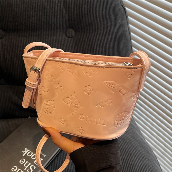 High-end quality solid color simple bucket bag for women, new Spring 2025 fashion and versatile crossbody bag, embossed bucket bag full figure
