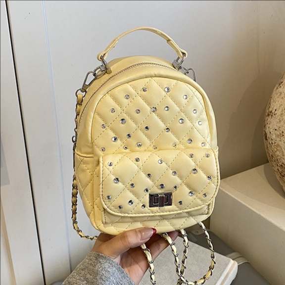 A new Spring/Summer 2025 diamond-encrusted chain small backpack for women, a fashionable and trendy diamond-encrusted versatile backpack for going out full figure