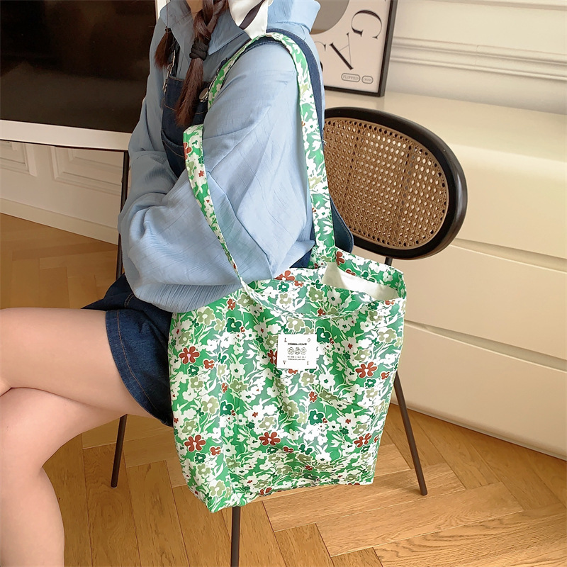 26101 ins retro floral canvas bag, casual single-shoulder bag, cloth bag, hand-held large bag, student sweet tote bag Application Scenario