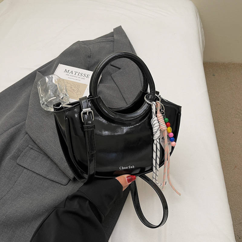 High-appeartion-level casual and simple bag for women, 2025 new trendy and versatile crossbody bag, fashionable hand-carry commuting bucket bag Application Scenario