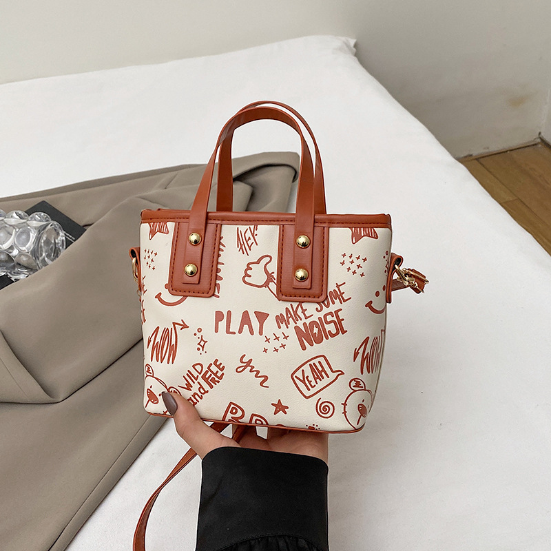 Large-capacity underarm bag, cute cartoon printed single-shoulder bag, new sweet and artistic tote bag for autumn and winter 2024 full figure