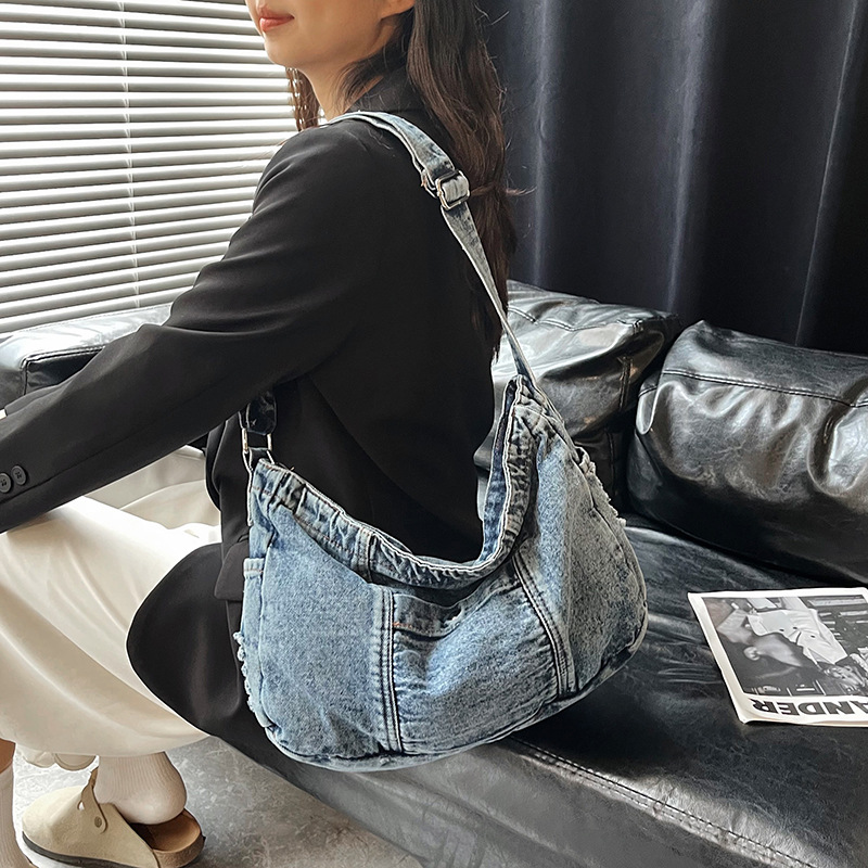 The 2025 new large-capacity single-shoulder commuter bag is versatile, a student's crossbody bag for class, and a Korean retro denim bag for women Specification drawing