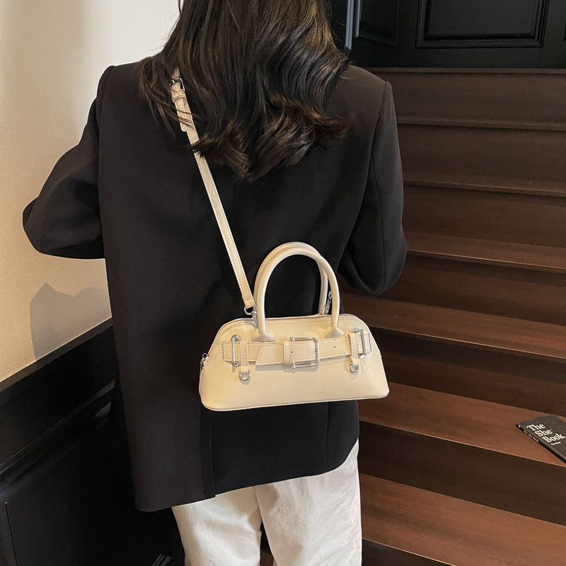 A high-end, fashionable and simple handbag for women in the summer of 2025, a trendy, stylish and versatile single-shoulder crossbody bag for commuting Application Scenario