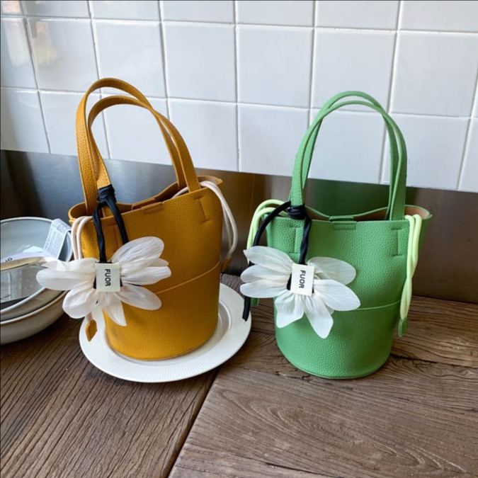 Simple and stylish handbag, women's 2025 new summer style, high-end bucket bag, versatile crossbody bag, niche single-shoulder bag full figure