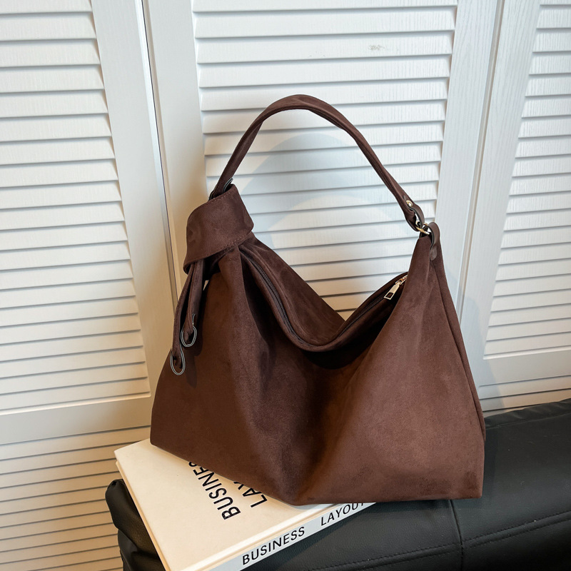 This 2024 new stylish, retro and versatile single-shoulder tote bag features a laid-back large-capacity suede pillow bag with a laid-back style details Picture