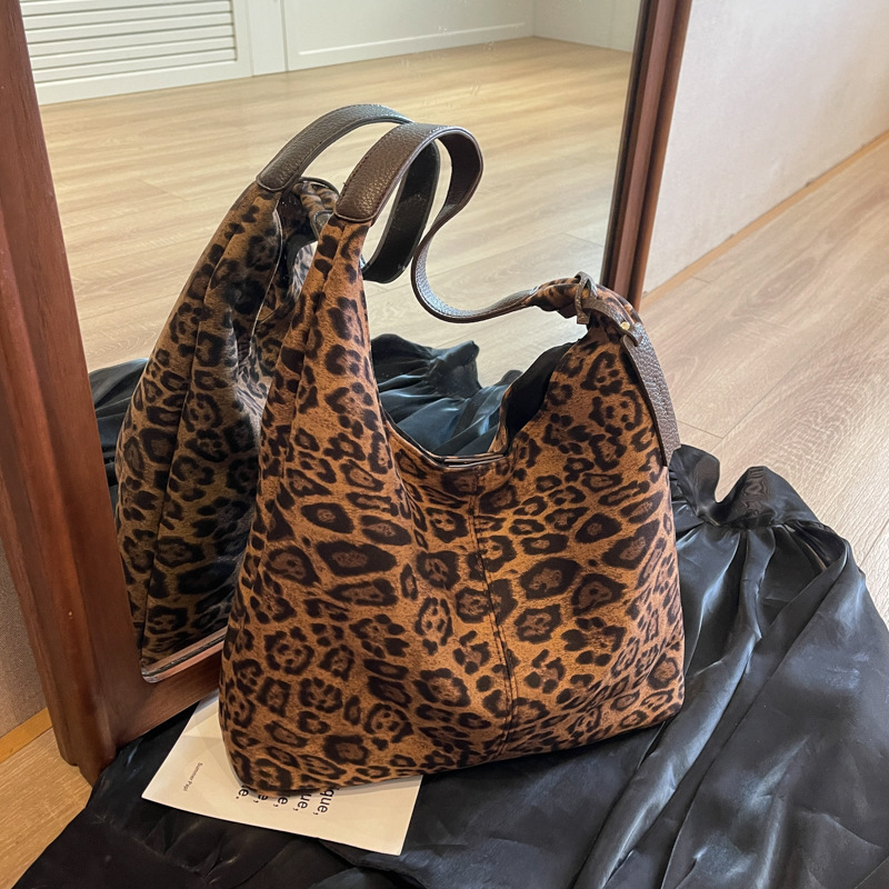 A new 2024 stylish single-shoulder bag for women with large bags, featuring an ins niche design and a large-capacity leopard print commuter tote bag details Picture