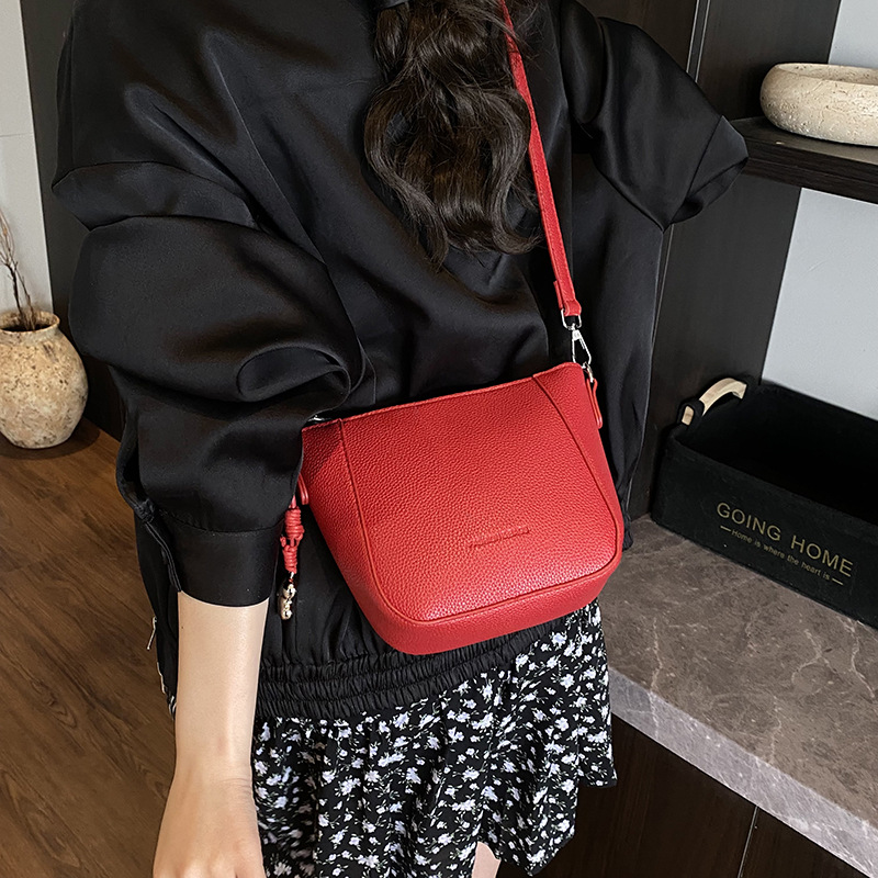 The 2025 new high-end quality Korean-style simple and casual bucket bag for women, fashionable and quality commuting single-shoulder crossbody bag for women Application Scenario