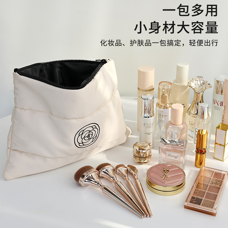 The new Camellia little Fragrance hand-held makeup bag features a large capacity, high appearance level, portable makeup bag and travel toiletries Specification drawing