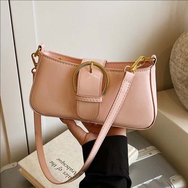 A trendy and fashionable shiny underarm bag for women in the summer of 2025, featuring a simple, versatile and niche design. It's a single-shoulder crossbody bag full figure