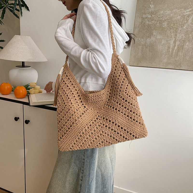 Retro large-capacity vacation single-shoulder beach straw woven bag, Bohemian-style woven women's bag 2025, seaside cutout bag full figure