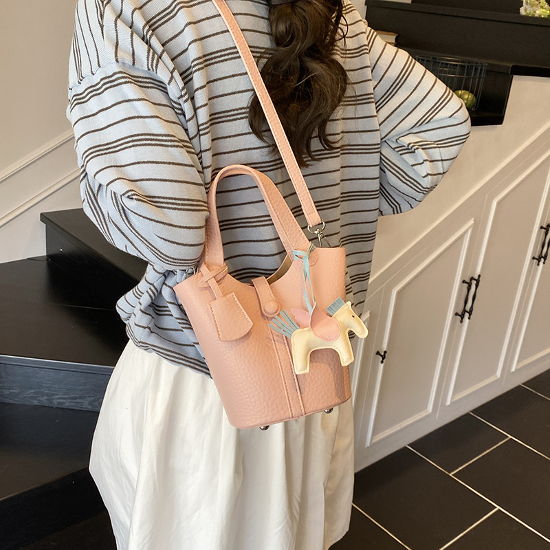 Cross-border high-end, fashionable and trendy hand-held bucket bag for women, stylish and versatile, casual large-capacity single-shoulder crossbody bag details Picture