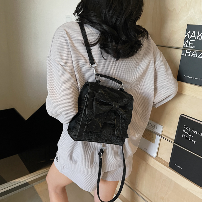 A fashionable, casual, solid-color, simple and elegant light luxury handbag for women, a new 2025 high-end quality commuting backpack Application Scenario