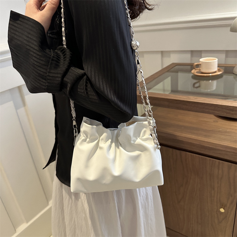 French pleated and stylish bucket bag for women, new spring 2024, trendy and simple chain underarm single-shoulder bag details Picture