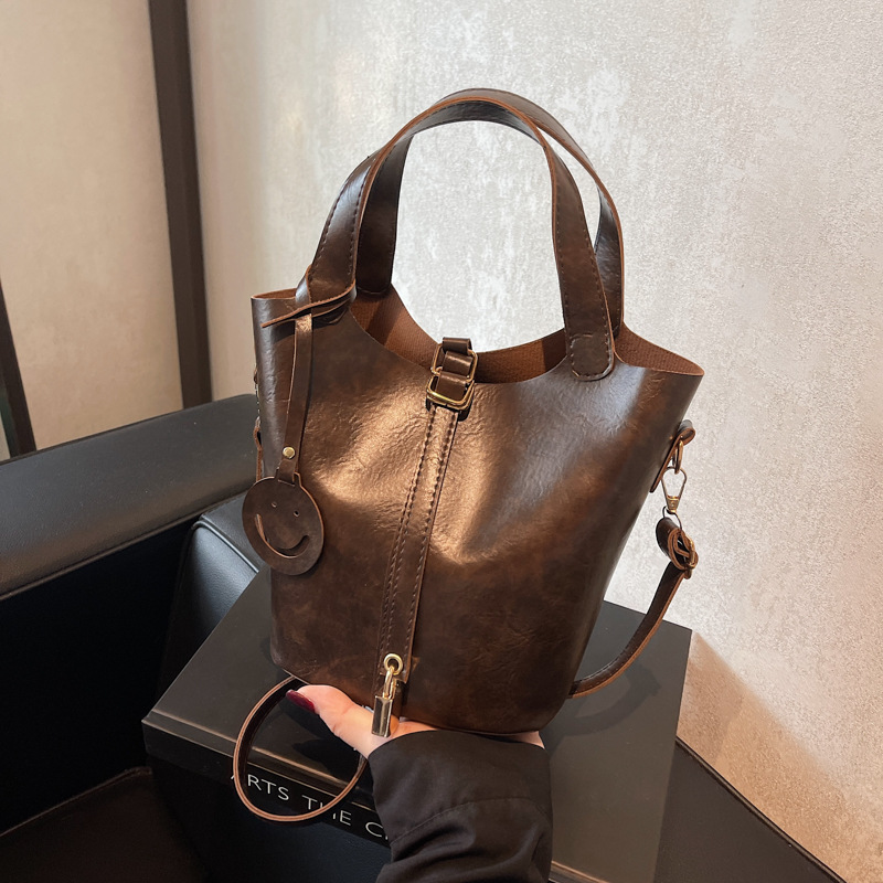This year's popular bags include new women's work handbags, autumnal quality crossbody bags, and versatile commuting bucket bags full figure
