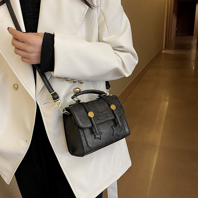 This stylish and chic small square casual bag is a new 2024 trendy Instagram style with a high-end Japanese and Korean feel. It's a single-shoulder crossbody bag Application Scenario