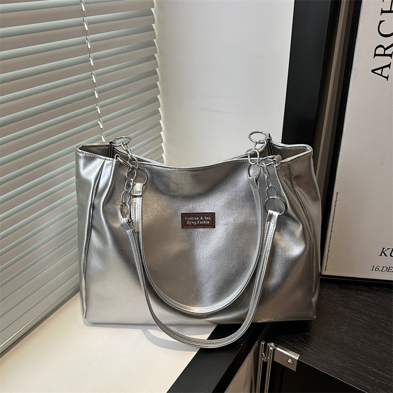 This high-capacity bag is a new summer fashion single-shoulder bag for women in 2025. It exudes a sense of sophistication and is a tote bag for students' commuting to school full figure