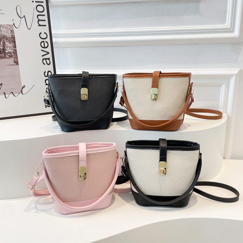 This year's popular color-blocking bucket tote bag 2025 new single-shoulder handbag, a high-end and versatile crossbody bag Application Scenario