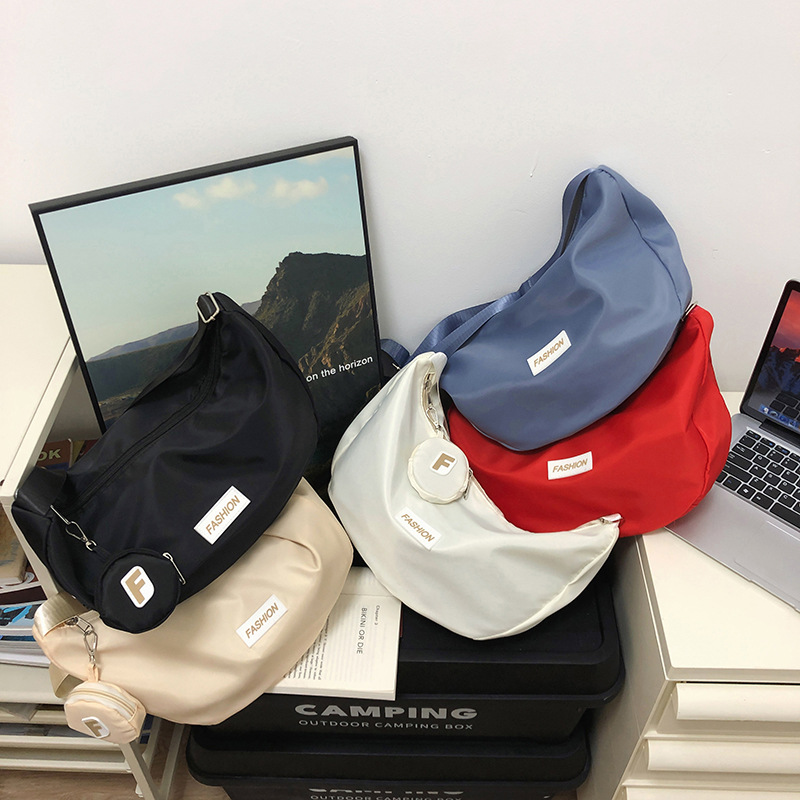 Large-capacity dumpling-wrapped crossbody bag, fashionable female nylon student single-shoulder bag, travel and class Ins-style commuting bag full figure
