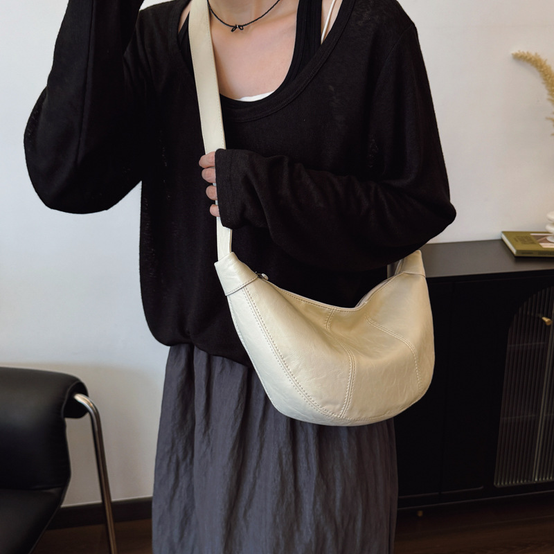 A large-capacity retro dumpling bag for women, a new 2025 trendy and laid-back style single-shoulder bag, a niche commuting crossbody horn bag details Picture