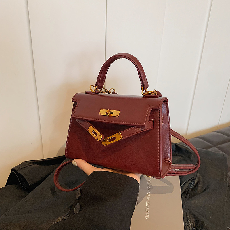 The new 2024 trendy Kelly handbag for women features a niche design, retro and fashionable single-shoulder bag, and a high-end crossbody bag for women details Picture