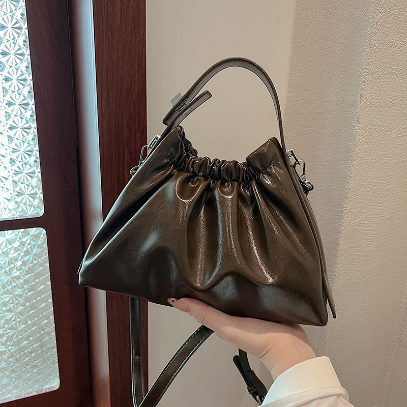 The 2024 new style of the niche fashion chain women's bag, the pleated and stylish hand-held shoulder bag, the high-end cloud-shaped crossbody bag, is trendy details Picture