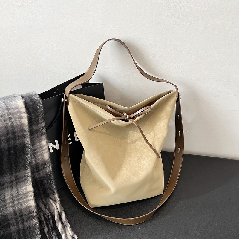 Korean matte retro simple tote bag, single-shoulder crossbody casual underarm bag, 2025 new style laid-back commuting bag Application Scenario