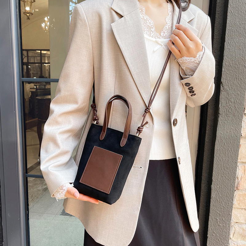 The 2025 new high-quality leopard print suede patchwork single-shoulder bag is a versatile crossbody bag for women's spring outings and a mobile phone bag details Picture