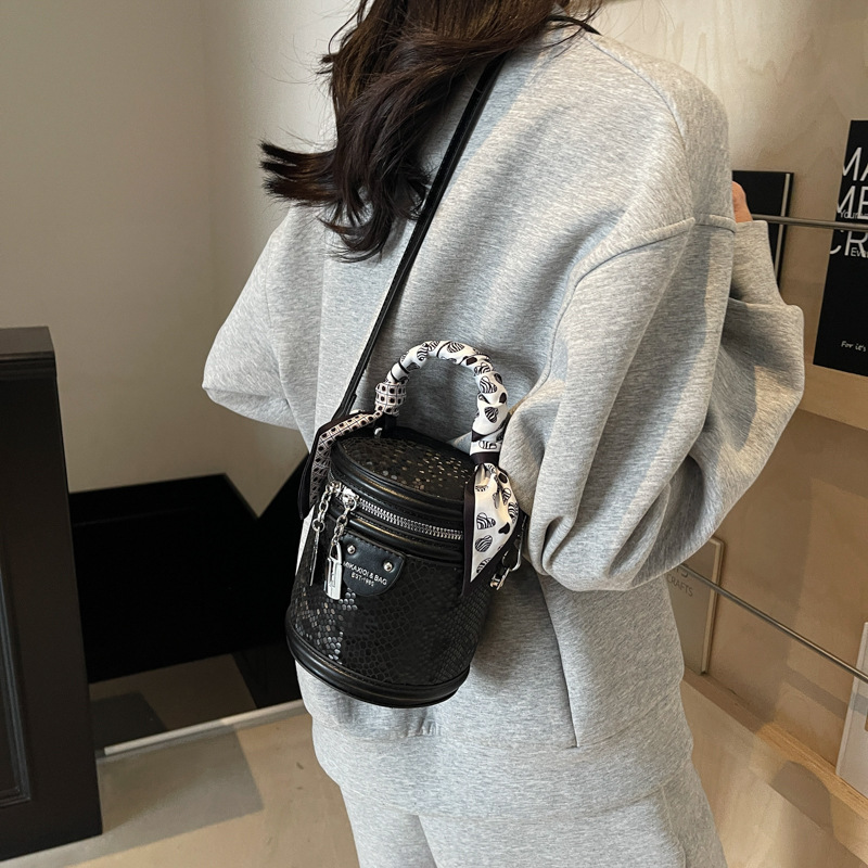 A niche design hand-held bucket bag for women, 2025 new high-end quality commuter single-shoulder bag, retro and versatile crossbody bag Application Scenario