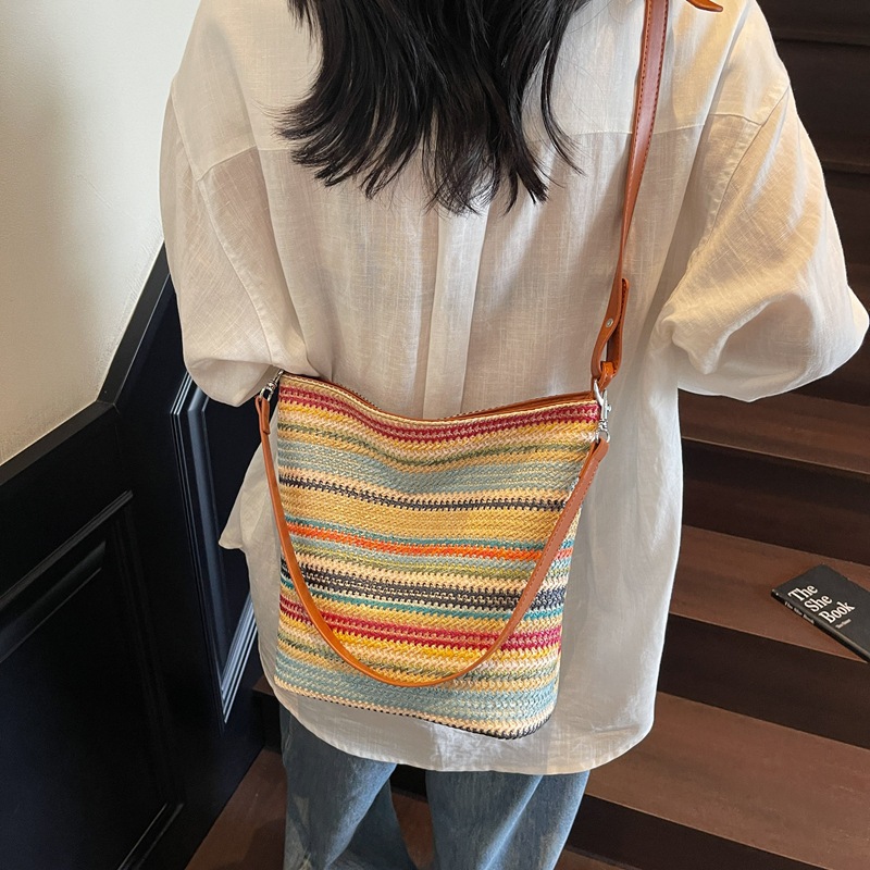 New bucket bag, niche woven bag, striped single-shoulder bag, trendy underarm bag, fashionable straw woven bag, hand-held crossbody bag Specification drawing