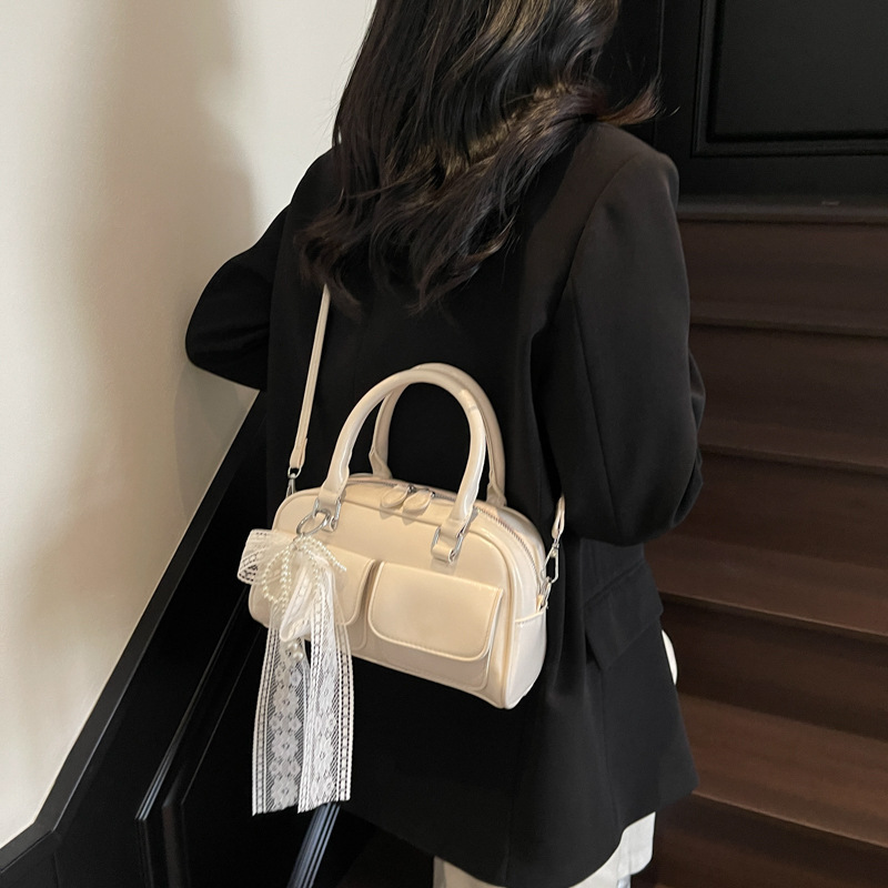 Stylish and niche hand-held bowling bag for women, 2025 new style casual and versatile single-shoulder bag, soft leather crossbody pillow bag Application Scenario