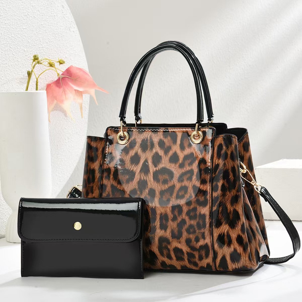 The new 2025 single-shoulder bag for commuting ladies features a unique and niche design, a fashionable large-capacity leopard print trendy crossbody tote bag details Picture
