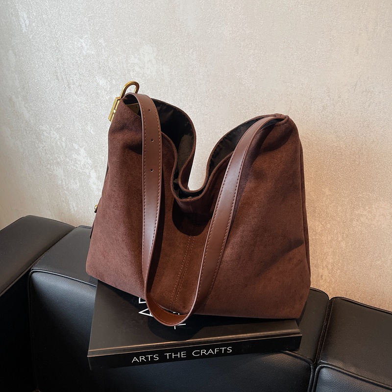 Retro casual large-capacity underarm bag for women, 2024 new matte fashionable tote bag, niche commuting single-shoulder bag details Picture