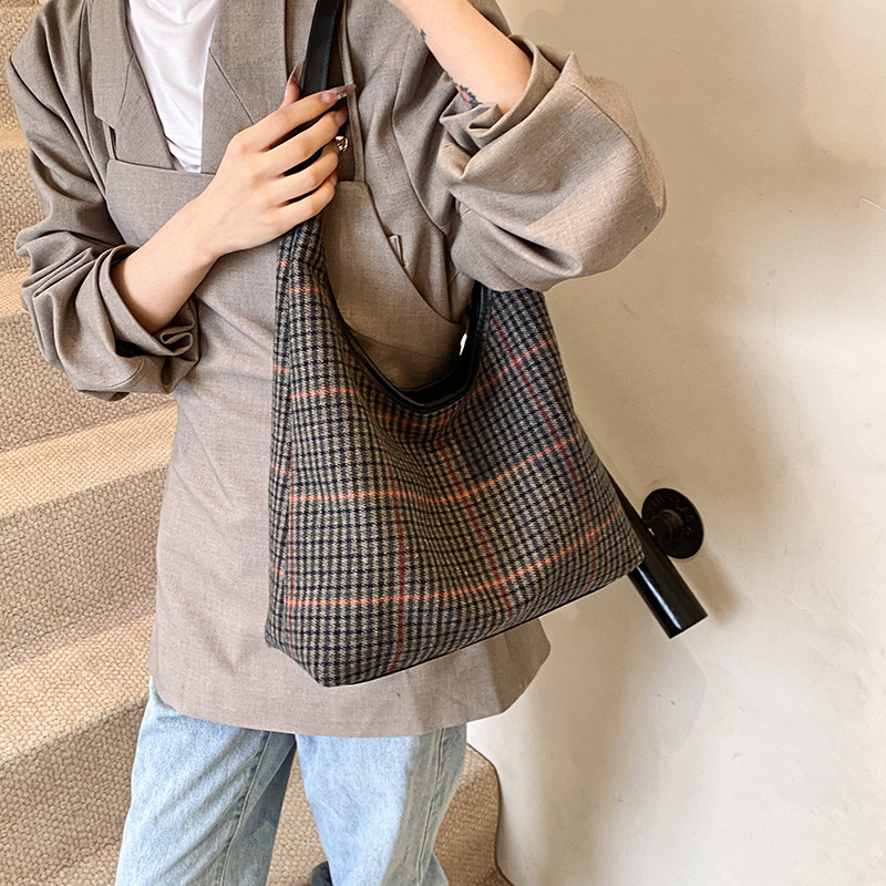 Large-capacity bag, versatile for women's casual wear, 2024 new casual single-shoulder checkered shopping bag, commuting tote bag for work Application Scenario