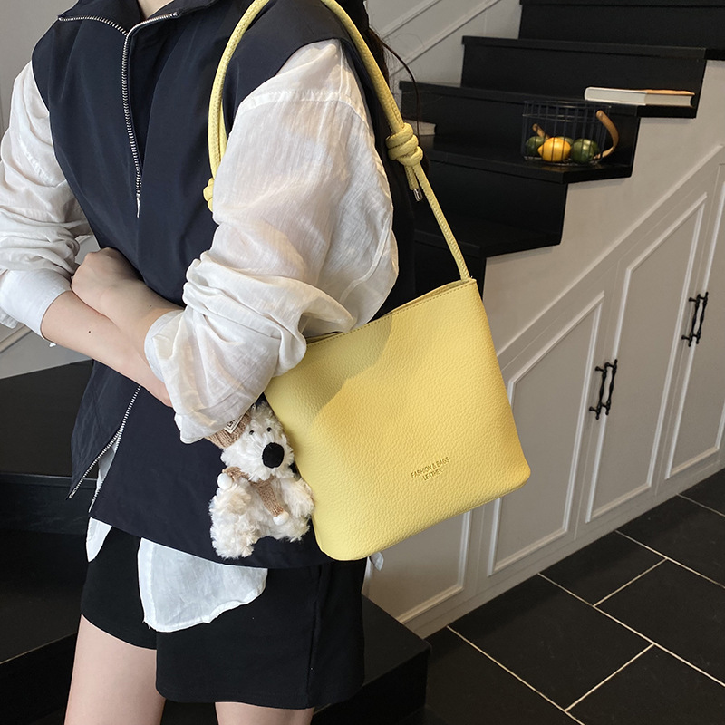A trendy and fashionable 2025 Korean underarm bag for women with lychee patterns and a versatile Instagram crossbody bag Specification drawing
