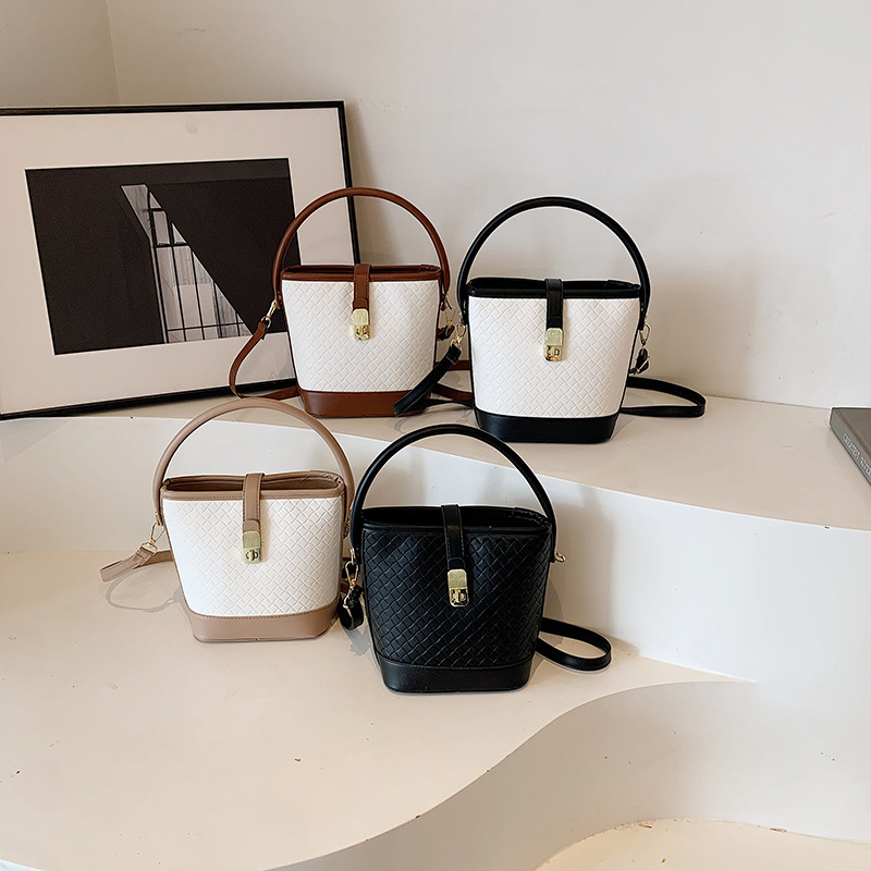 This stylish and stylish patchwork small bag is a popular woven pattern bucket bag for the autumn of 2024. It is a versatile single-shoulder crossbody bag Application Scenario