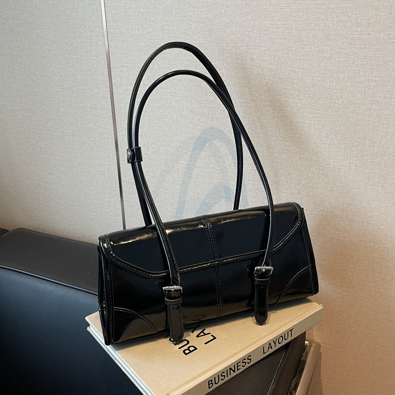 High-end quality French niche bag for women, 2024 new retro single-shoulder underarm bag, trendy and fashionable hand-carried baguette bag details Picture