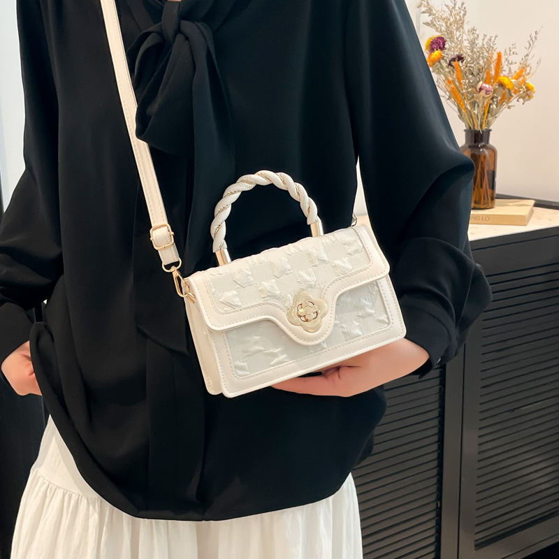 This year, small bags are in vogue for women's spring. The 2025 new stylish and retro crossbody bag is a frosted hand-held small square bag details Picture