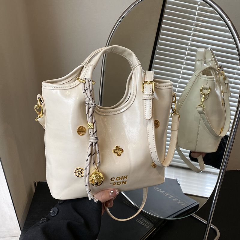 High-end hand-held bucket bag for women 2025 new style, fashionable, simple and versatile single-shoulder bag, trendy and casual women's bag full figure