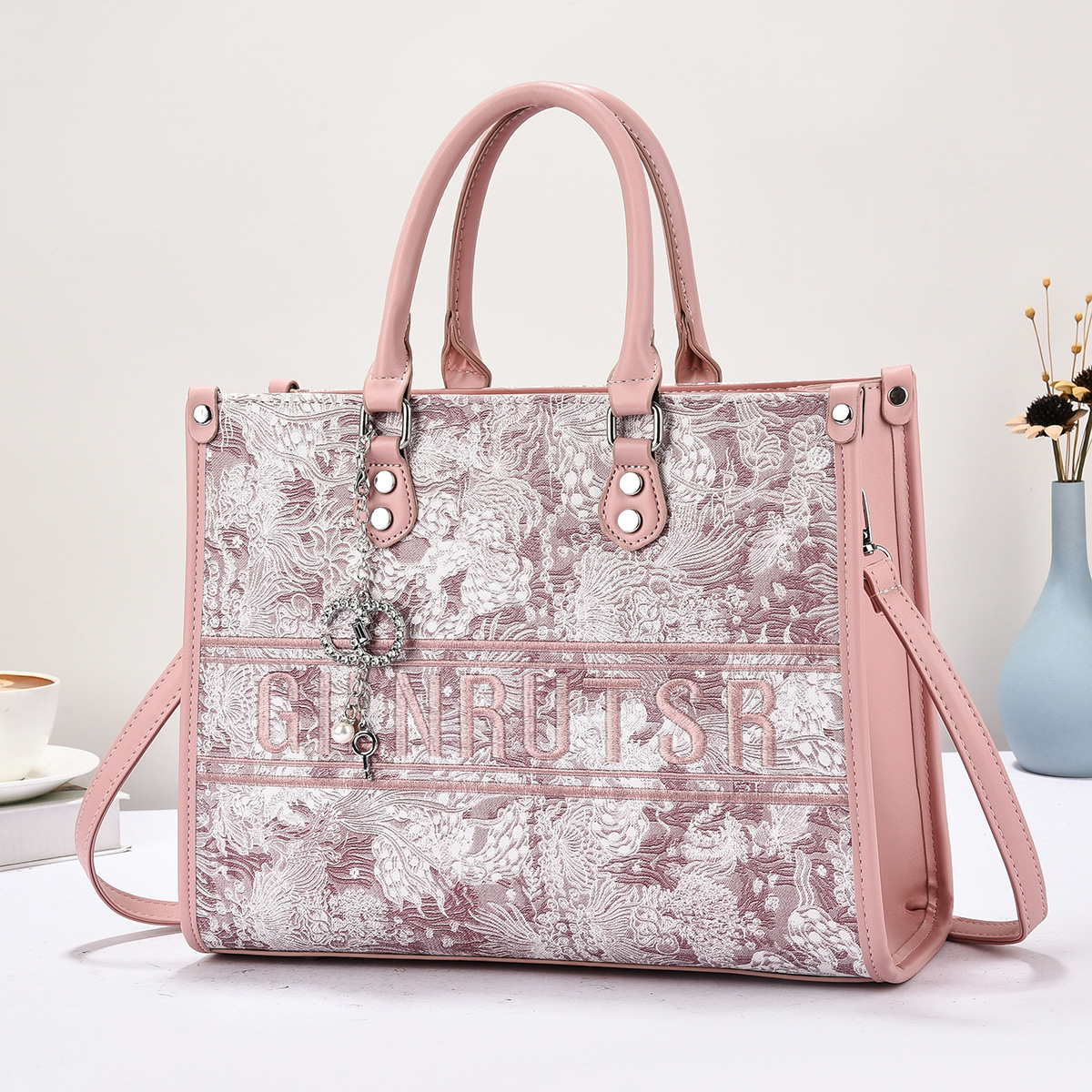 The 2025 new national trend women's bag features a fashionable and high-quality lettered tote bag with large capacity and a single-shoulder handbag Specification drawing