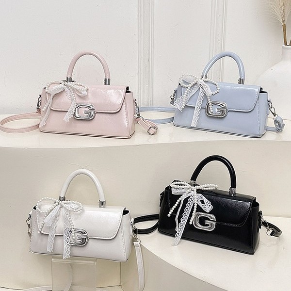 This year, trendy and stylish hand-held small square bags, Korean niche lace oro-style crossbody bags, and elegant single-shoulder bags are all in vogue full figure