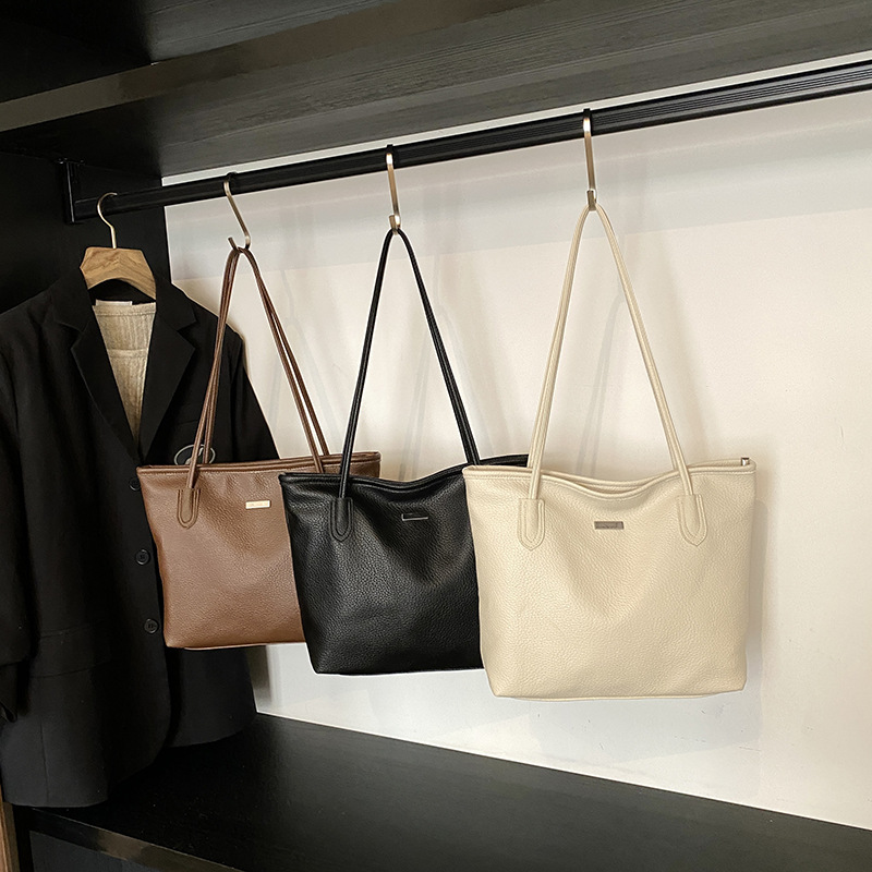 2025 Casual daily simple solid color Korean-style tote bag, a niche casual large-capacity single-shoulder women's bag for work and commuting Application Scenario