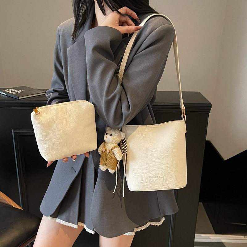 A simple and sophisticated trendy bucket bag for women, a new summer 2025 fashion and casual single-shoulder bag, a versatile crossbody bag for commuting details Picture