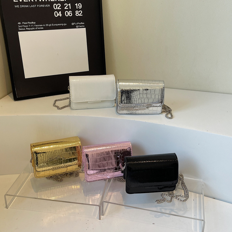 Fashionable and simple women's chain trendy small square bag 2025 summer casual crossbody bag New stylish single-shoulder bag Application Scenario
