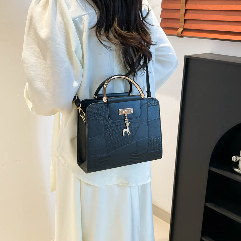 Large-capacity, aesthetically pleasing pendant, fashionable 2025 spring style lady's wavy crossbody shoulder bag Specification drawing