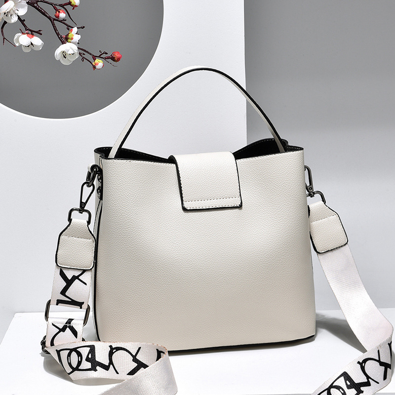 Live-streaming fashion Korean-style women's single-shoulder bag, 2021 new simple and fresh handbag, crossbody bucket bag Application Scenario