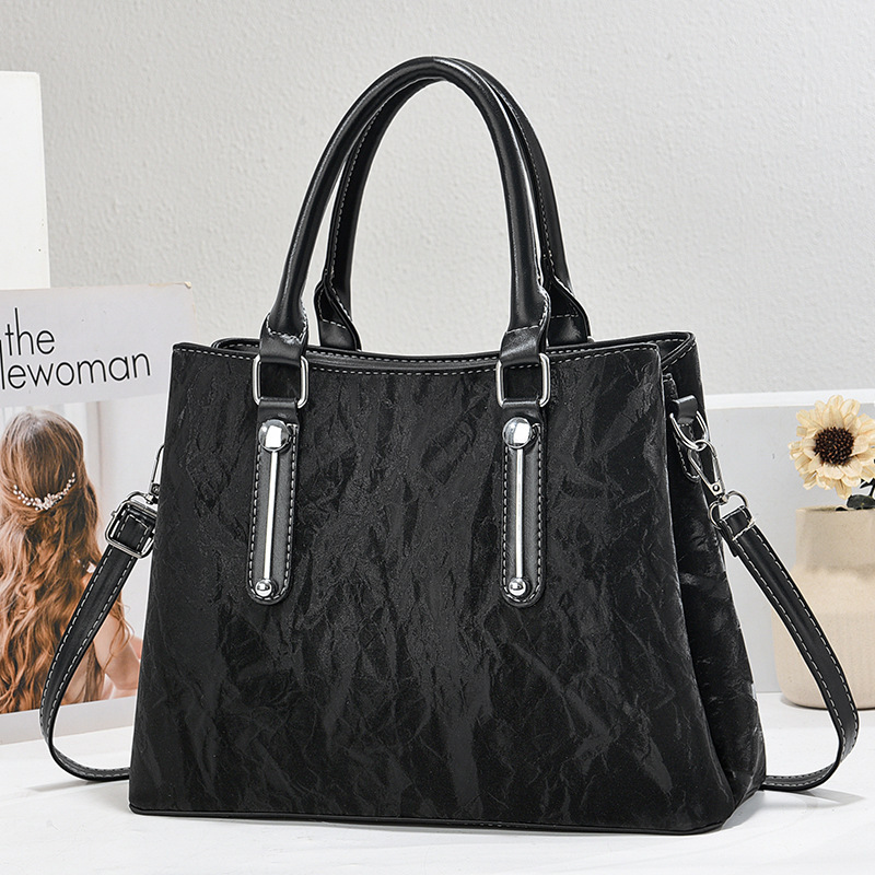 A new retro large-capacity single-shoulder crossbody bag for trendy women in 2025, a cross-border stylish hand-held large bag Application Scenario