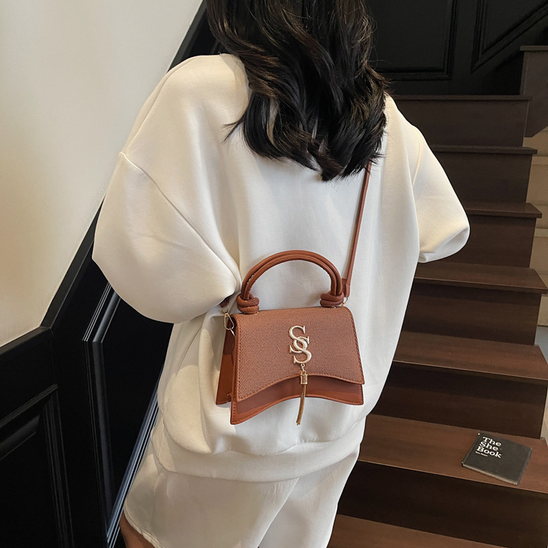 2025 Summer New casual, trendy, retro chain single-shoulder crossbody small square bag, simple letter fashionable women's bag details Picture
